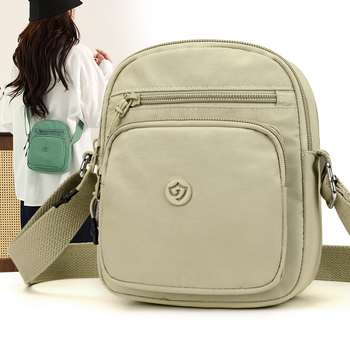 Найлонова кроссбоди чанта с вертикална квадратна форма, цип за затваряне, джоб за мобилен телефон и вътрешен джоб-патч.