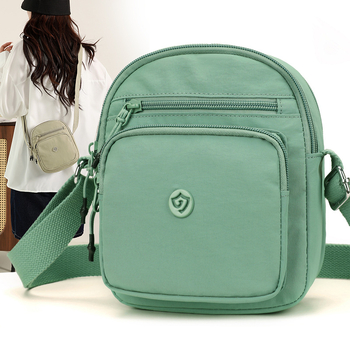 Найлонова кроссбоди чанта с вертикална квадратна форма, цип за затваряне, джоб за мобилен телефон и вътрешен джоб-патч.