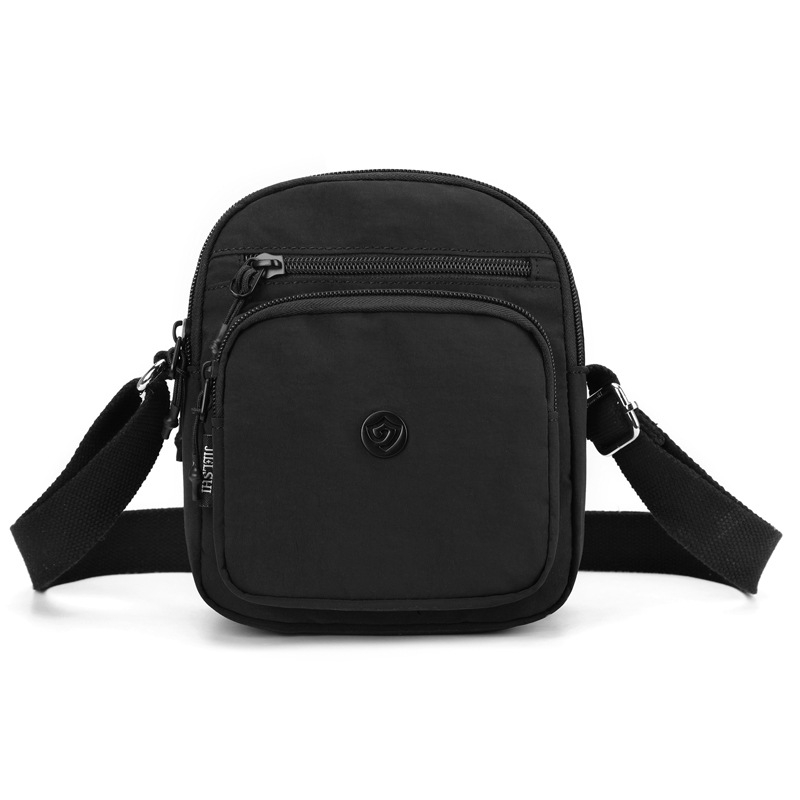 Найлонова кроссбоди чанта с вертикална квадратна форма, цип за затваряне, джоб за мобилен телефон и вътрешен джоб-патч.