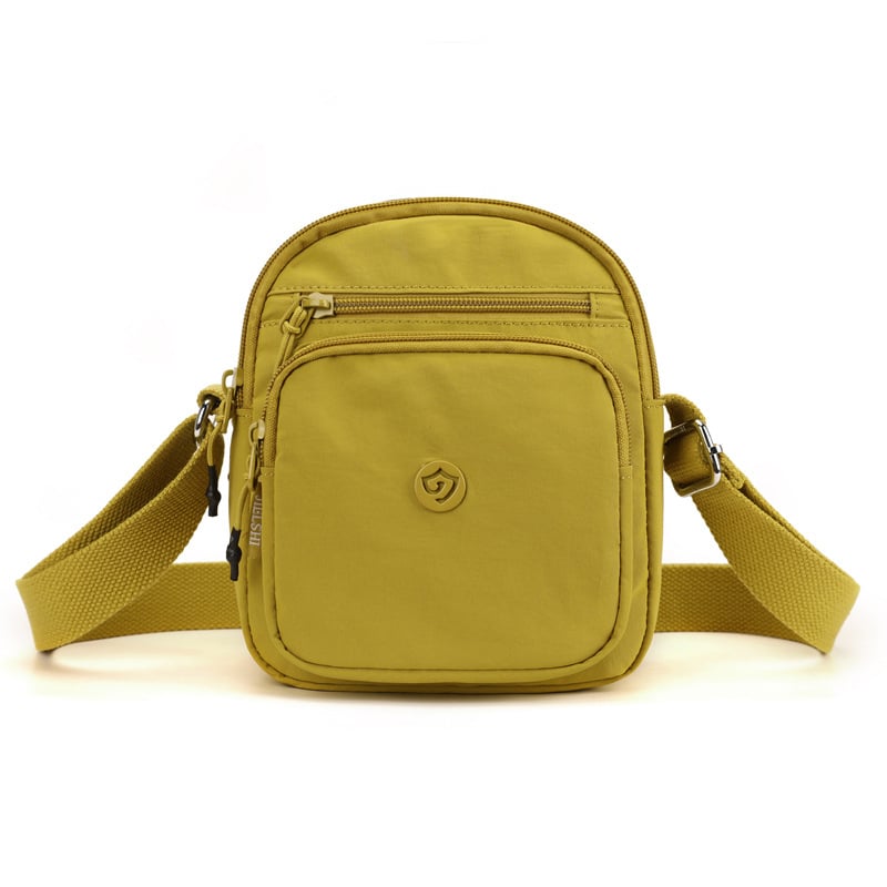 Найлонова кроссбоди чанта с вертикална квадратна форма, цип за затваряне, джоб за мобилен телефон и вътрешен джоб-патч.