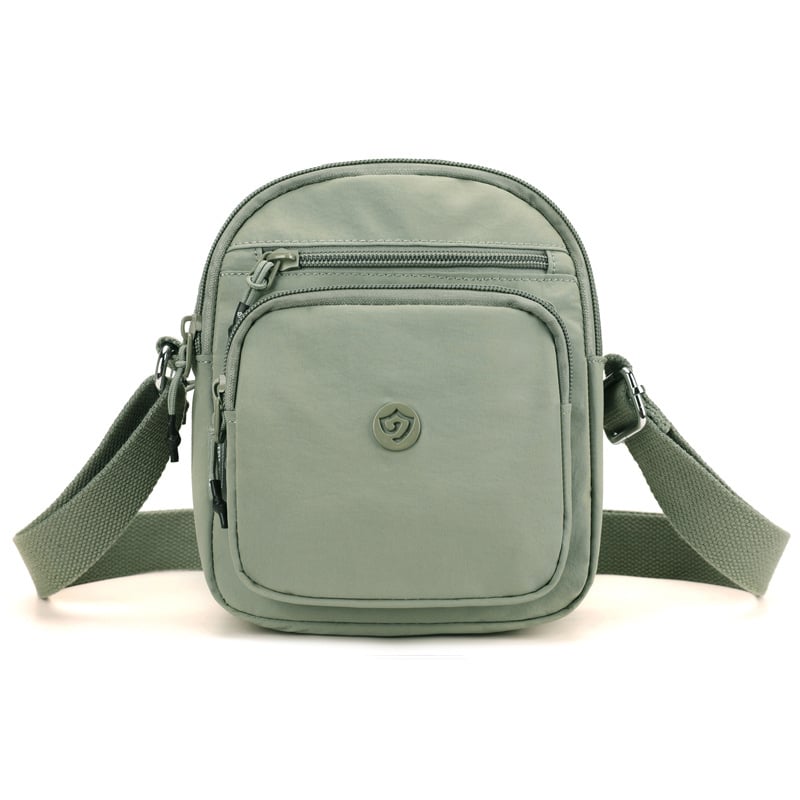 Найлонова кроссбоди чанта с вертикална квадратна форма, цип за затваряне, джоб за мобилен телефон и вътрешен джоб-патч.