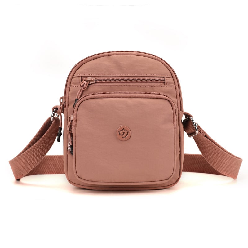 Найлонова кроссбоди чанта с вертикална квадратна форма, цип за затваряне, джоб за мобилен телефон и вътрешен джоб-патч.