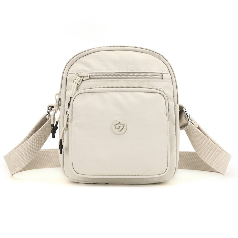 Найлонова кроссбоди чанта с вертикална квадратна форма, цип за затваряне, джоб за мобилен телефон и вътрешен джоб-патч.