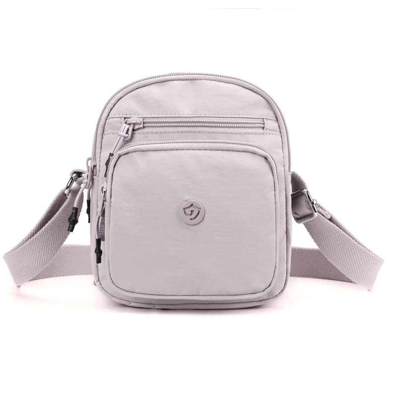 Найлонова кроссбоди чанта с вертикална квадратна форма, цип за затваряне, джоб за мобилен телефон и вътрешен джоб-патч.