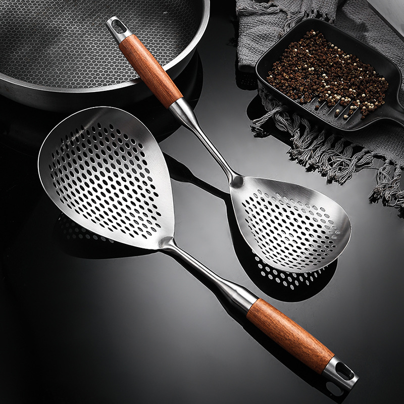 A good family μαγειρική σπάτουλα με διχτυωτή επιφάνεια από 201 ανοξείδωτο χάλυβα και λαβή από ατσάλι-ξύλο; μη κολλάει, αντιολισθητική, αντοχή σε υψηλές θερμοκρασίες; ιδανική για νούντλς, γεμιστά και κατσαρόλες.