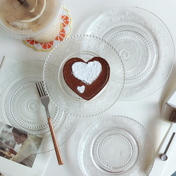 Desertni tanjur od bezolovnog stakla, proziran, reljefan, s neovisnim stalkom