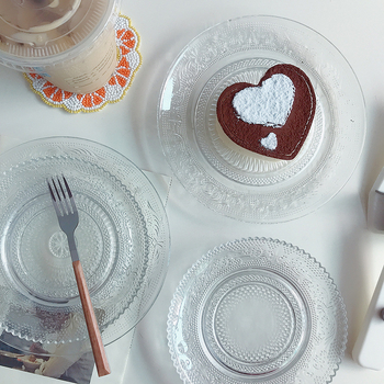 Desertni tanjur od bezolovnog stakla, proziran, reljefan, s neovisnim stalkom