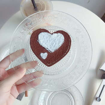 Desertni tanjur od bezolovnog stakla, proziran, reljefan, s neovisnim stalkom