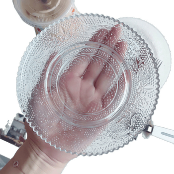 Desertni tanjur od bezolovnog stakla, proziran, reljefan, s neovisnim stalkom