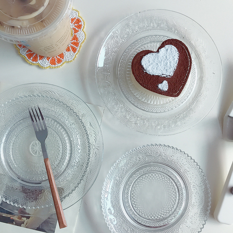 Desertni tanjur od bezolovnog stakla, proziran, reljefan, s neovisnim stalkom