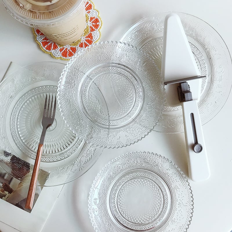 Desertni tanjur od bezolovnog stakla, proziran, reljefan, s neovisnim stalkom