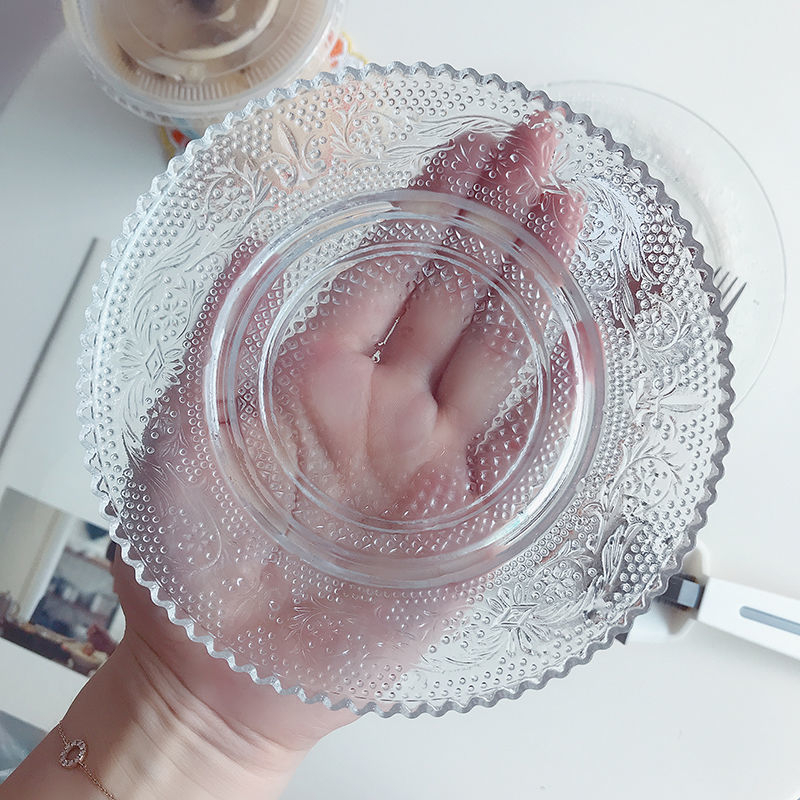 Desertni tanjur od bezolovnog stakla, proziran, reljefan, s neovisnim stalkom