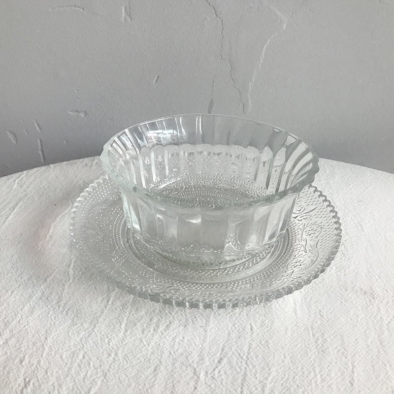 Desertni tanjur od bezolovnog stakla, proziran, reljefan, s neovisnim stalkom