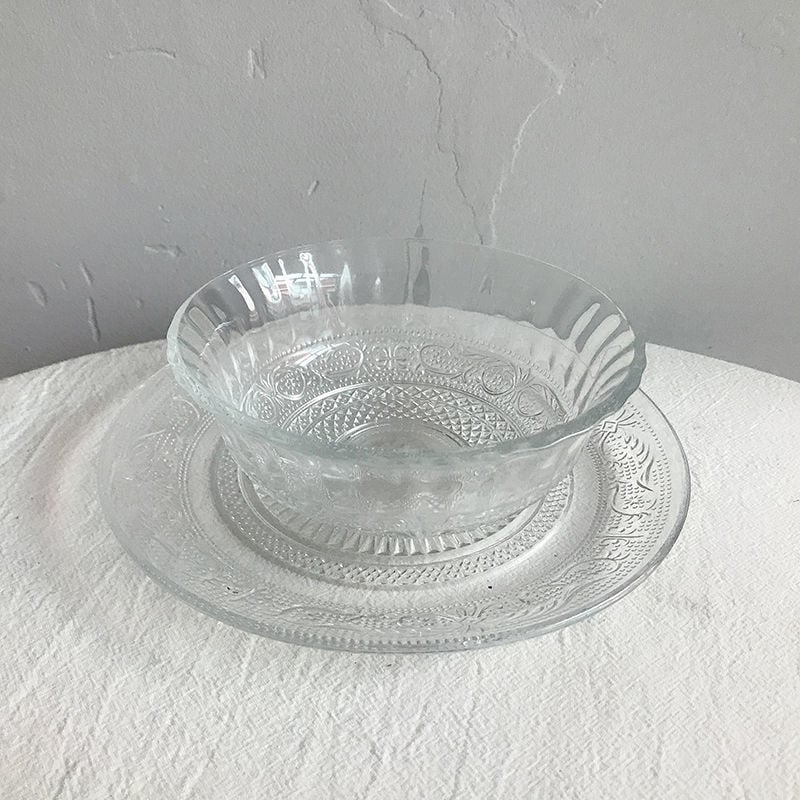 Desertni tanjur od bezolovnog stakla, proziran, reljefan, s neovisnim stalkom