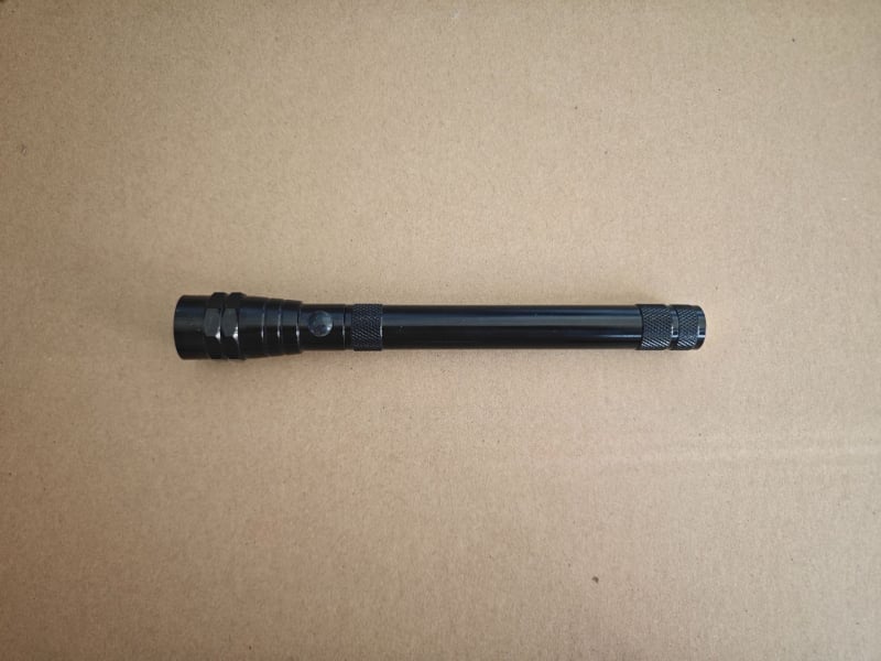 LED κεφαλή εργασίας από κράμα αλουμινίου με επεκτειόμενα άκρα, περιστροφή 360°, μπαταρία 3V, εμβέλεια έως 50 m