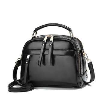 Női táska, utcai stílus, PVC anyagból, cipzáras záródás, pamut bélés, egyetlen vállpánt.