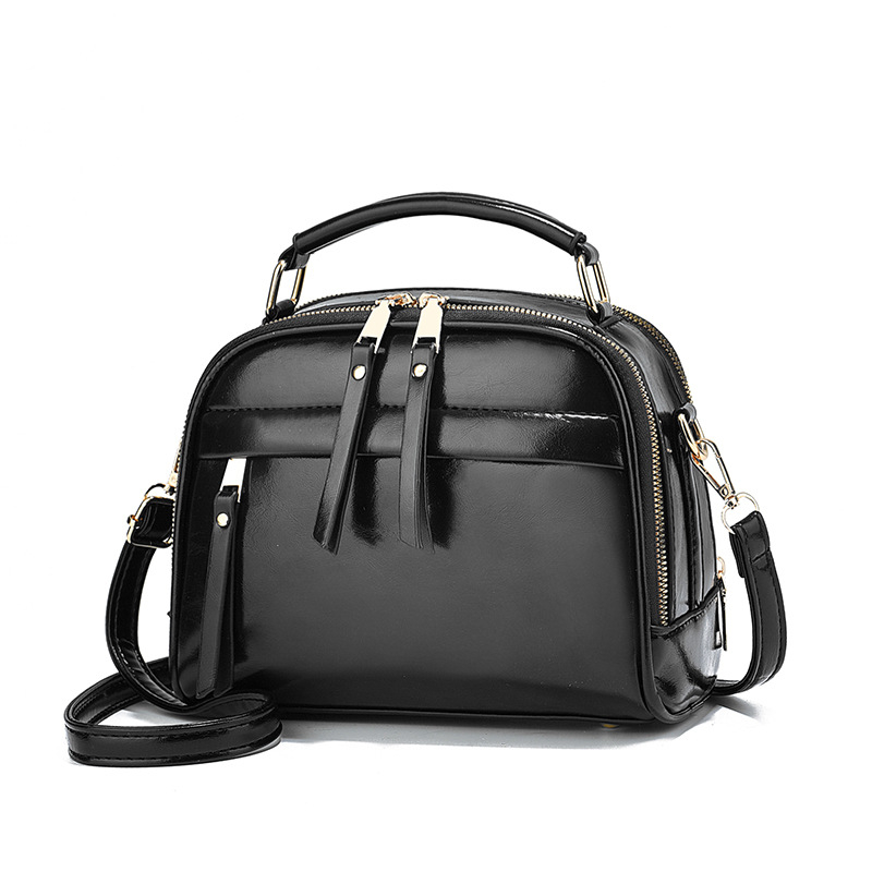 Női táska, utcai stílus, PVC anyagból, cipzáras záródás, pamut bélés, egyetlen vállpánt.