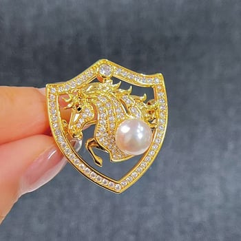 Lovas kitűző – 2026-os Zodiákus év, rézbe beépített cirkóniával, gyöngyház díszítés, uniszex, középkori irodalmi retró stílus