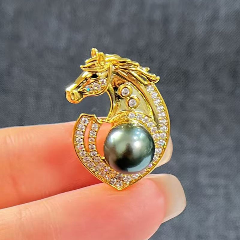 Lovas kitűző – 2026-os Zodiákus év, rézbe beépített cirkóniával, gyöngyház díszítés, uniszex, középkori irodalmi retró stílus