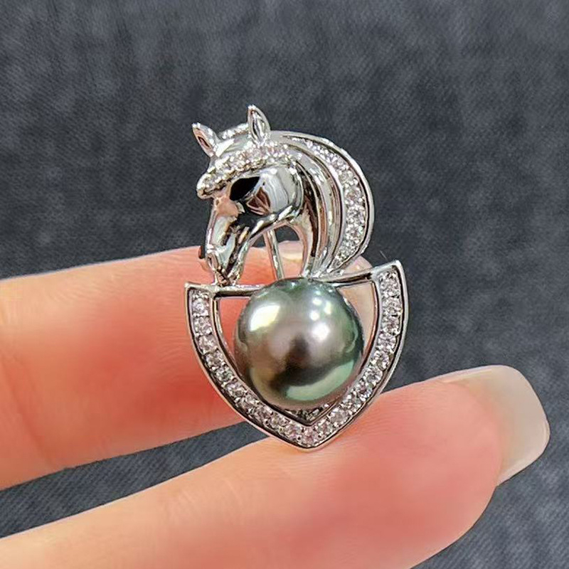 Lovas kitűző – 2026-os Zodiákus év, rézbe beépített cirkóniával, gyöngyház díszítés, uniszex, középkori irodalmi retró stílus