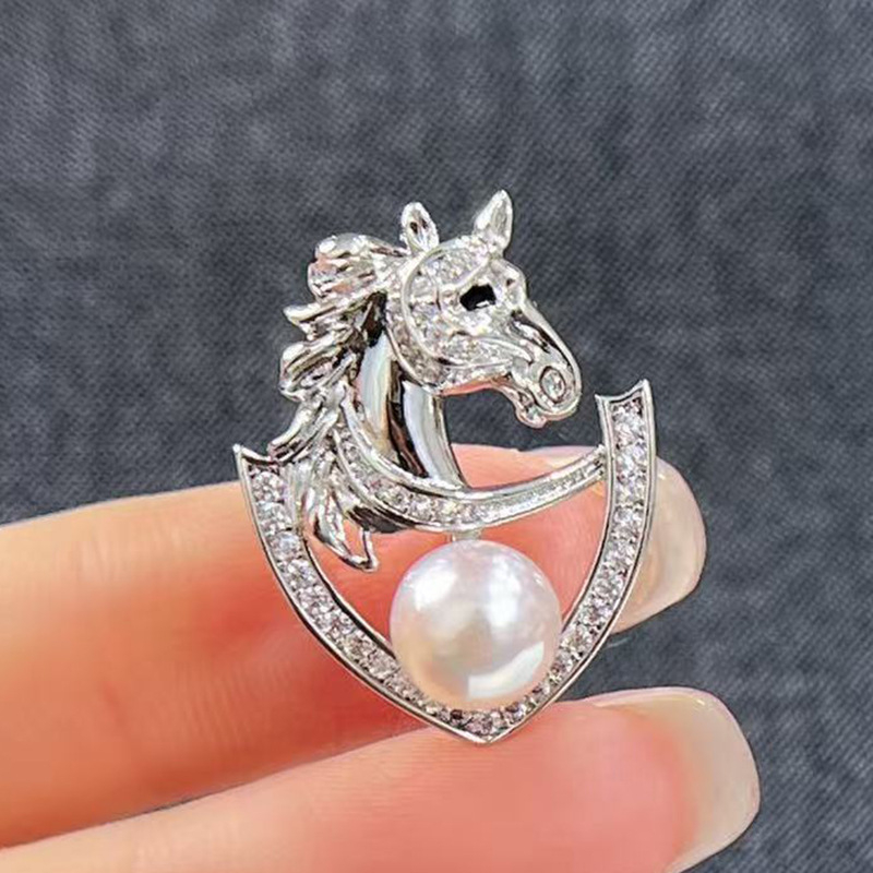 Lovas kitűző – 2026-os Zodiákus év, rézbe beépített cirkóniával, gyöngyház díszítés, uniszex, középkori irodalmi retró stílus