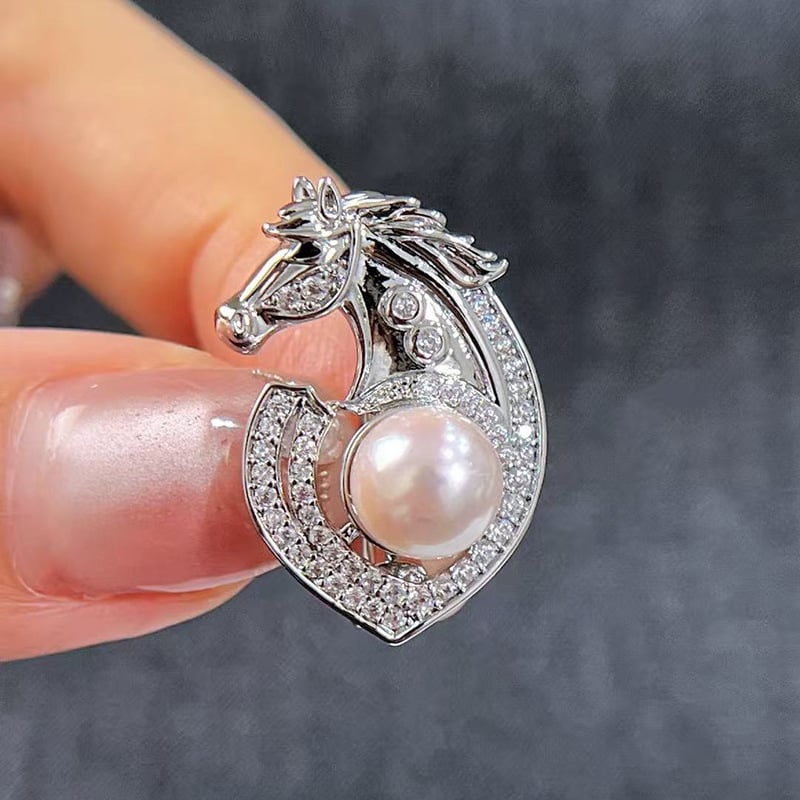 Lovas kitűző – 2026-os Zodiákus év, rézbe beépített cirkóniával, gyöngyház díszítés, uniszex, középkori irodalmi retró stílus