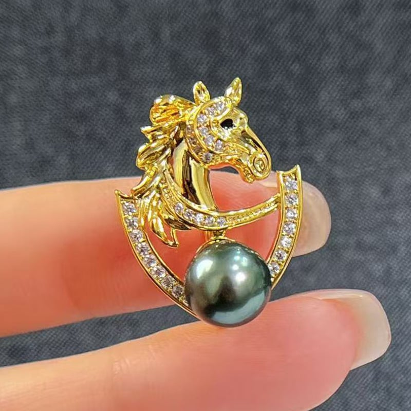 Lovas kitűző – 2026-os Zodiákus év, rézbe beépített cirkóniával, gyöngyház díszítés, uniszex, középkori irodalmi retró stílus