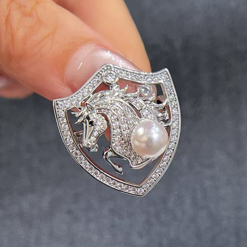 Lovas kitűző – 2026-os Zodiákus év, rézbe beépített cirkóniával, gyöngyház díszítés, uniszex, középkori irodalmi retró stílus