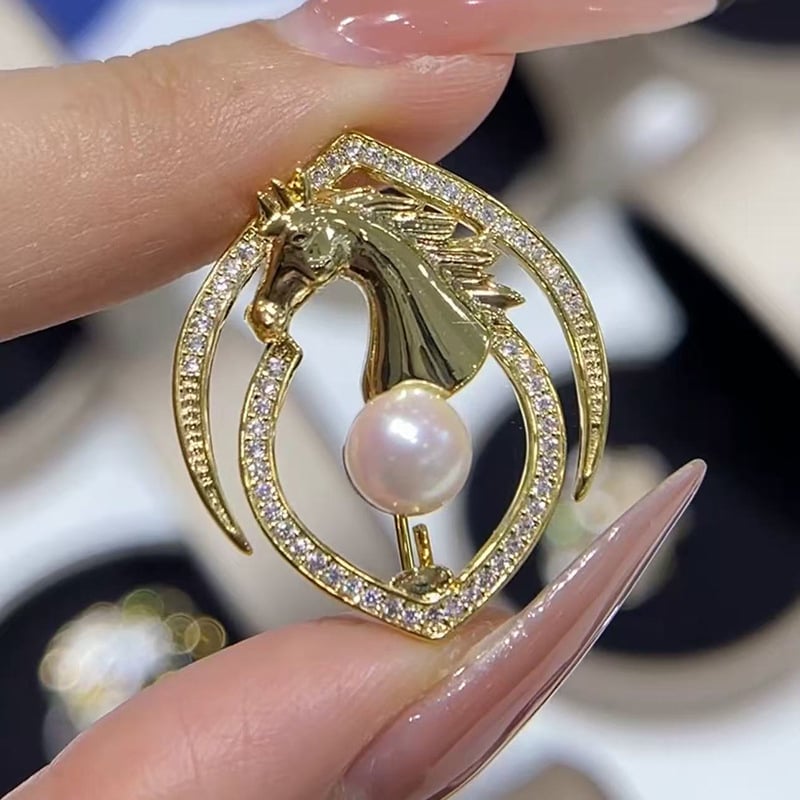 Lovas kitűző – 2026-os Zodiákus év, rézbe beépített cirkóniával, gyöngyház díszítés, uniszex, középkori irodalmi retró stílus