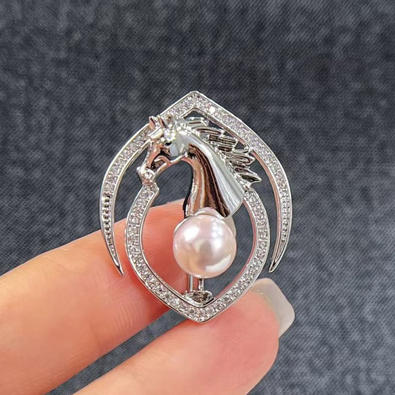 Lovas kitűző – 2026-os Zodiákus év, rézbe beépített cirkóniával, gyöngyház díszítés, uniszex, középkori irodalmi retró stílus