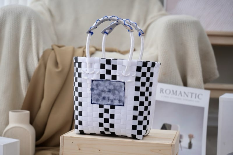 Пластмасова плетена чанта‑кошница с шахматен дизайн, стил Urban Simplicity, PVC материал, форма вертикален квадрат, ежедневен аксесоар
