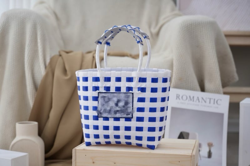 Пластмасова плетена чанта‑кошница с шахматен дизайн, стил Urban Simplicity, PVC материал, форма вертикален квадрат, ежедневен аксесоар