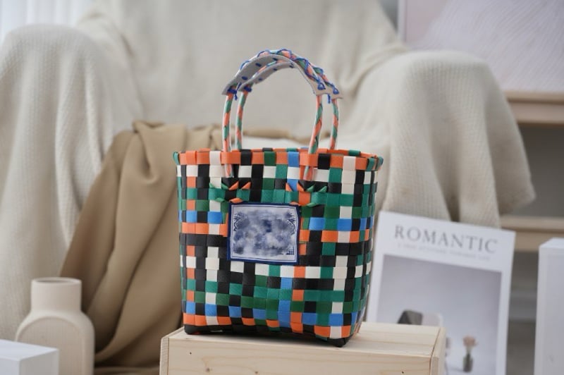 Пластмасова плетена чанта‑кошница с шахматен дизайн, стил Urban Simplicity, PVC материал, форма вертикален квадрат, ежедневен аксесоар