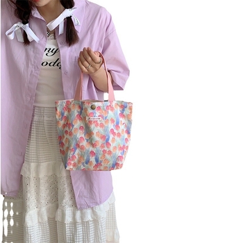 Platnena Tote torba s cvjetnim uzorkom – gradski stil, vertikalni kvadratni oblik, magnetski zatvarač.