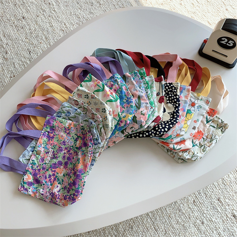 Platnena Tote torba s cvjetnim uzorkom – gradski stil, vertikalni kvadratni oblik, magnetski zatvarač.