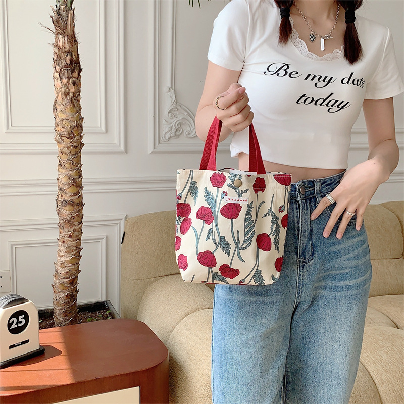 Platnena Tote torba s cvjetnim uzorkom – gradski stil, vertikalni kvadratni oblik, magnetski zatvarač.