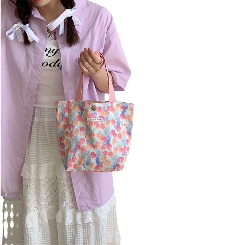 Platnena Tote torba s cvjetnim uzorkom – gradski stil, vertikalni kvadratni oblik, magnetski zatvarač.