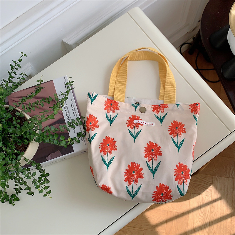 Platnena Tote torba s cvjetnim uzorkom – gradski stil, vertikalni kvadratni oblik, magnetski zatvarač.