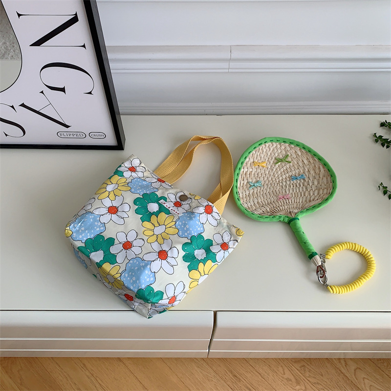 Platnena Tote torba s cvjetnim uzorkom – gradski stil, vertikalni kvadratni oblik, magnetski zatvarač.