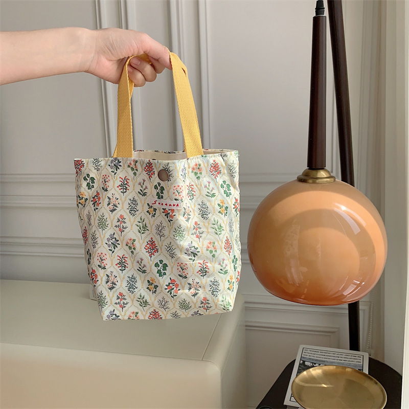 Platnena Tote torba s cvjetnim uzorkom – gradski stil, vertikalni kvadratni oblik, magnetski zatvarač.