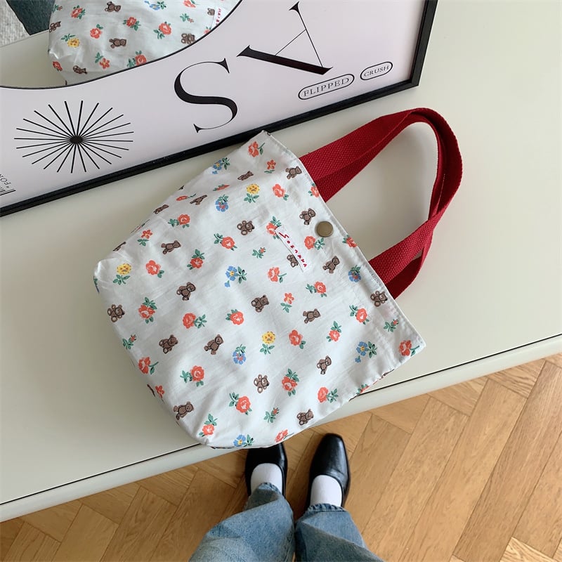 Platnena Tote torba s cvjetnim uzorkom – gradski stil, vertikalni kvadratni oblik, magnetski zatvarač.