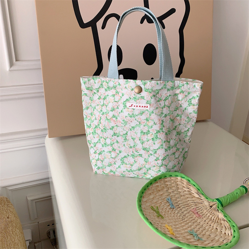 Platnena Tote torba s cvjetnim uzorkom – gradski stil, vertikalni kvadratni oblik, magnetski zatvarač.