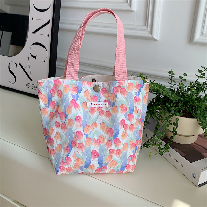 Platnena Tote torba s cvjetnim uzorkom – gradski stil, vertikalni kvadratni oblik, magnetski zatvarač.