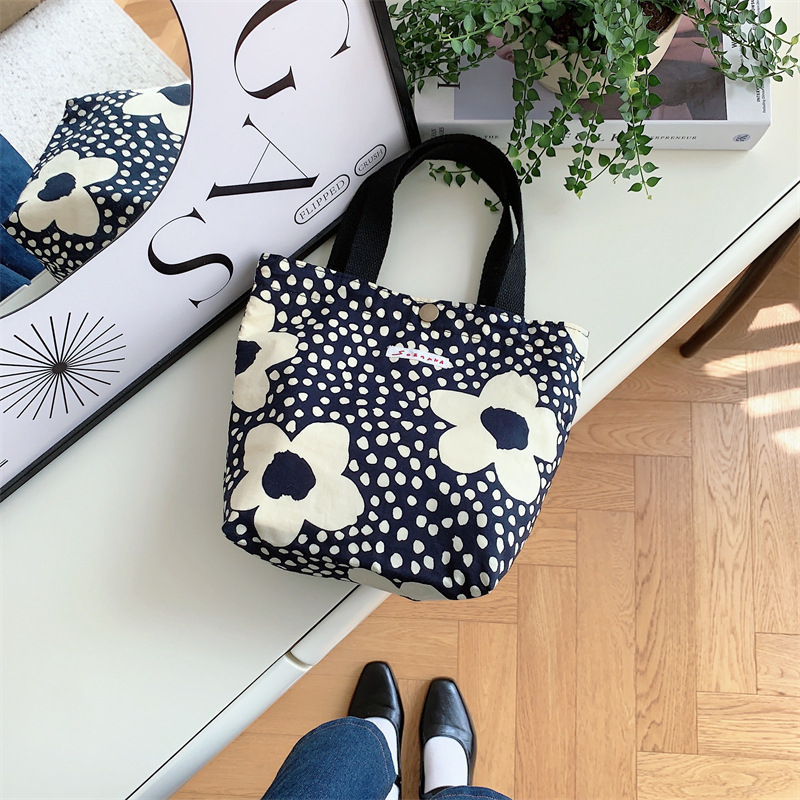 Platnena Tote torba s cvjetnim uzorkom – gradski stil, vertikalni kvadratni oblik, magnetski zatvarač.