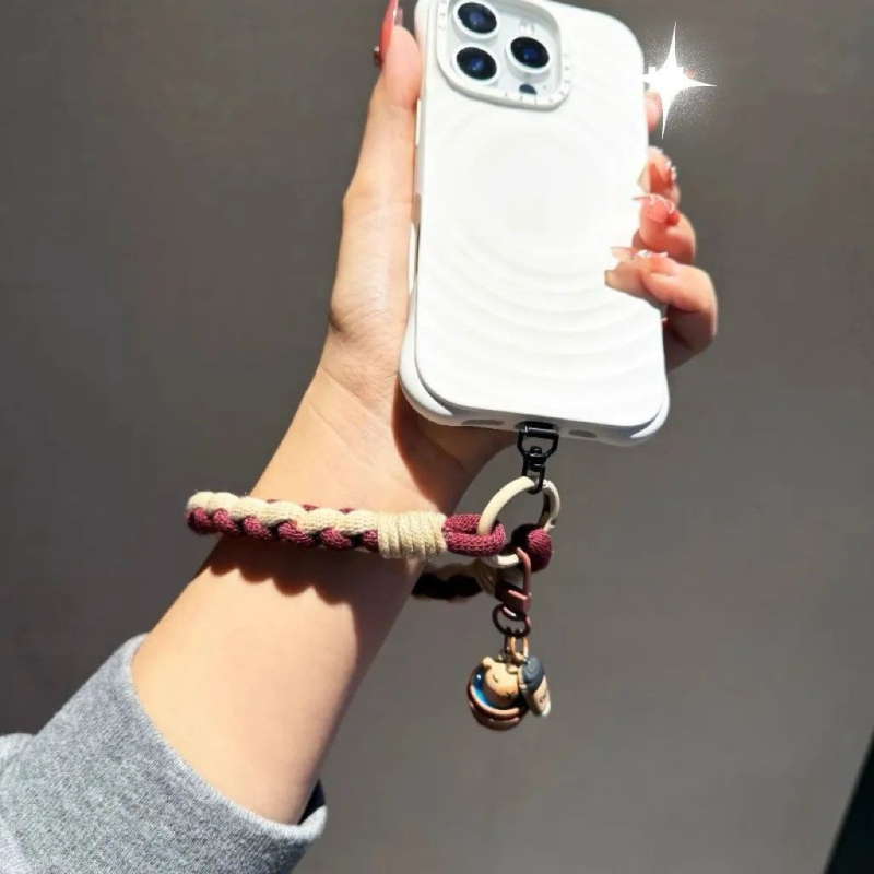 Kézzel készített telefontartó zsinór nylon fonallal, fém csattal és gumiból készült medállal állat formában