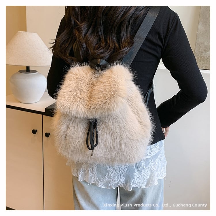 Βελούδινο σακίδιο με κορδόνι – φρέσκο και γλυκό στυλ, ύφασμα βελούδινο, άνοιξη 2025, επένδυση από συνθετικό δέρμα, κλείσιμο με καπάκι, εσωτερικές θήκες για κινητό και ταυτότητα