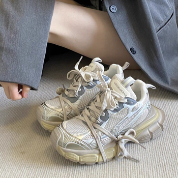 Női dad cipő, felső része valódi bőrből, lélegző hálós bélés, zárás fűzőkkel, kerek orr, 3–5 cm középmagas sarok, könnyű, retro sportos casual