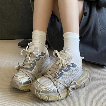 Női dad cipő, felső része valódi bőrből, lélegző hálós bélés, zárás fűzőkkel, kerek orr, 3–5 cm középmagas sarok, könnyű, retro sportos casual