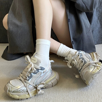 Női dad cipő, felső része valódi bőrből, lélegző hálós bélés, zárás fűzőkkel, kerek orr, 3–5 cm középmagas sarok, könnyű, retro sportos casual