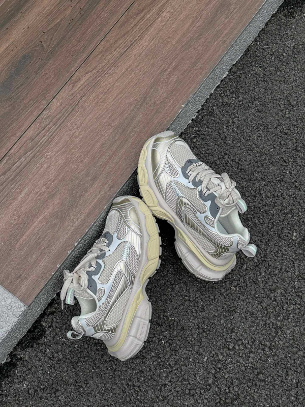 Női dad cipő, felső része valódi bőrből, lélegző hálós bélés, zárás fűzőkkel, kerek orr, 3–5 cm középmagas sarok, könnyű, retro sportos casual